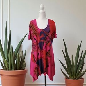 YUMMY PLUS ASYMMETRICAL SHORT SLEEVE TUNIC 1X PINK; PURPLE; RED & BLK.‎ VGC